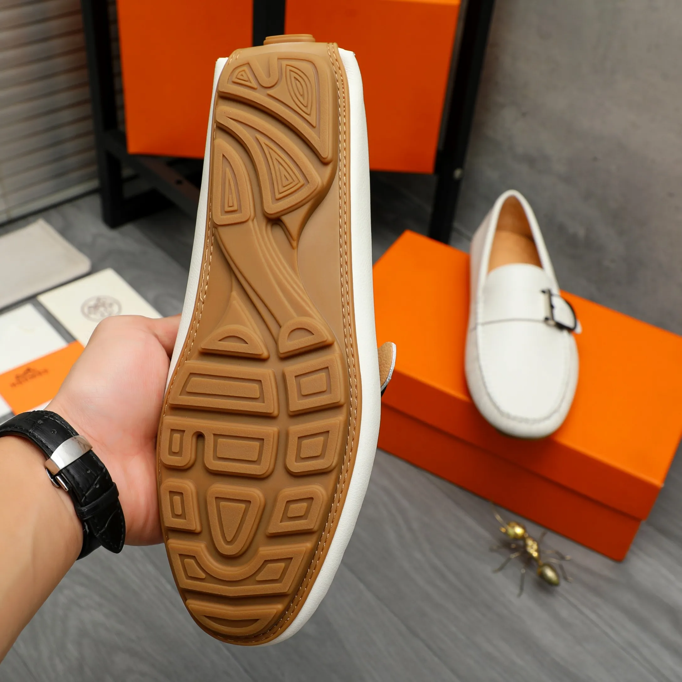 P380 Product trademark: HERMES "Hermes" casual slip-on men's shoes. Regular size: 38-44 Product material: Selected small pebbled cowhide upper, pigskin lining, rubber outsole